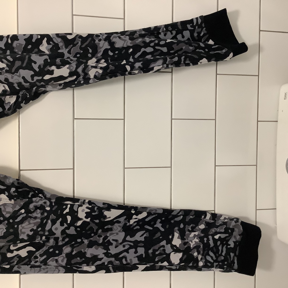 Nike Camouflage Slim Fit Jogging Bottoms - Size XS - Black & Grey - Picture 2 of 4